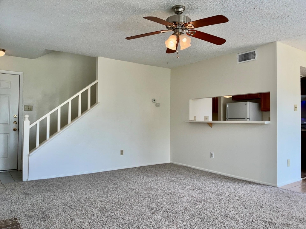 12120 Thompkins Dr - Photo 3