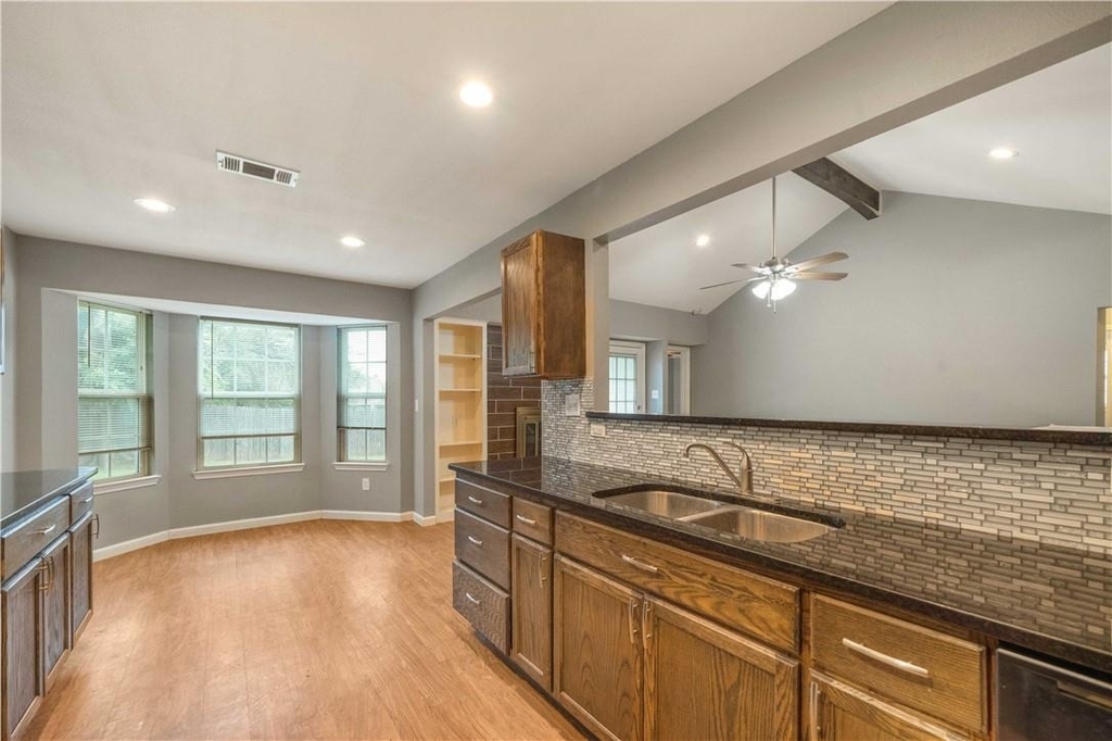 16336 Edgemere Dr - Photo 2