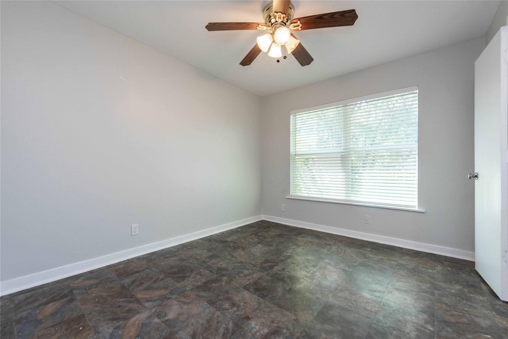 1013 E 10th St - Photo 12