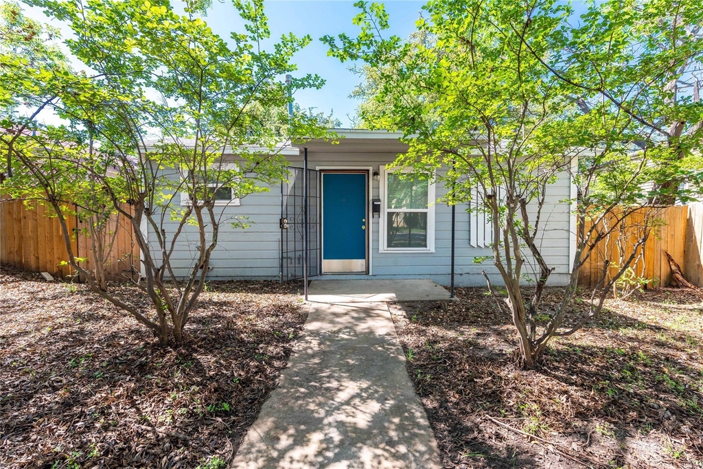 1013 E 10th St - Photo 1