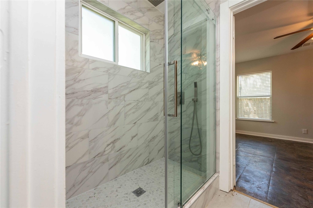 1013 E 10th St - Photo 11
