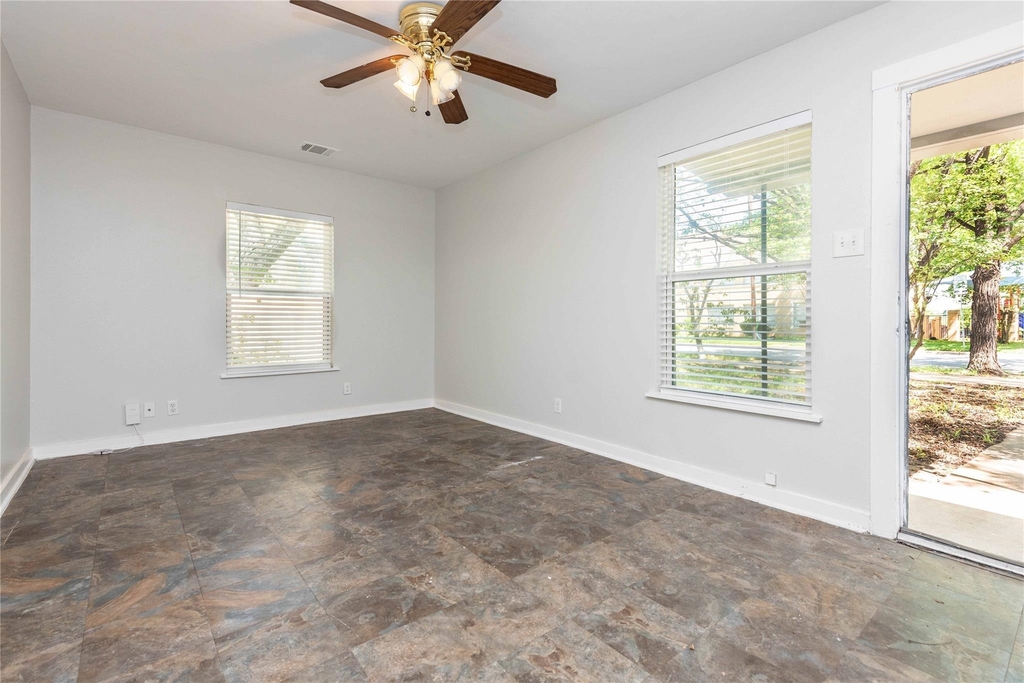 1013 E 10th St - Photo 5