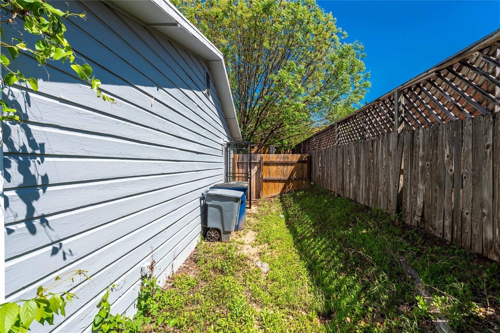 1013 E 10th St - Photo 15