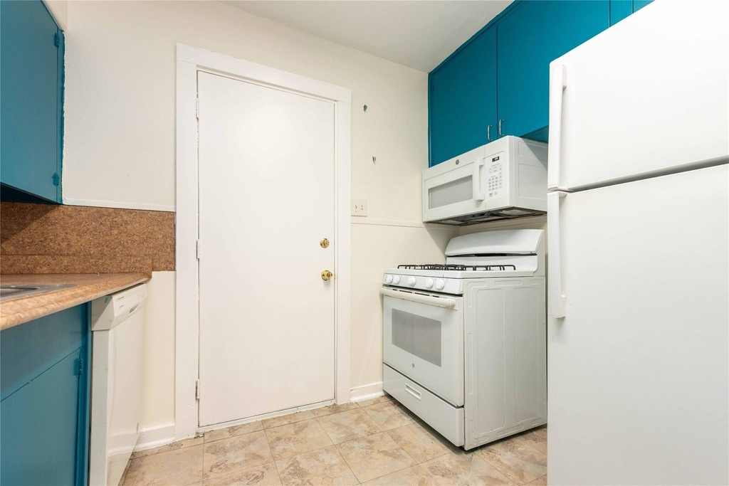 1013 E 10th St - Photo 4