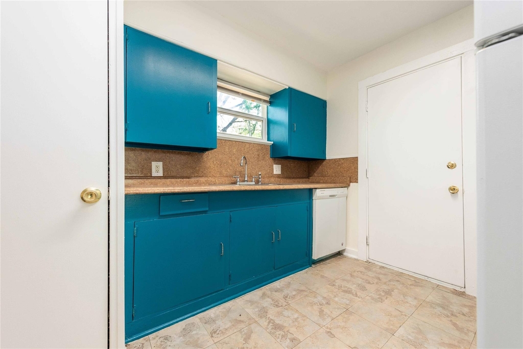 1013 E 10th St - Photo 2