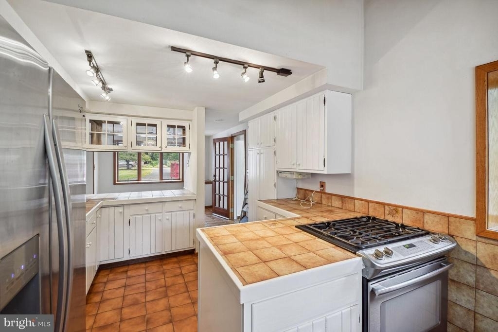 238 Varsity Avenue - Photo 3