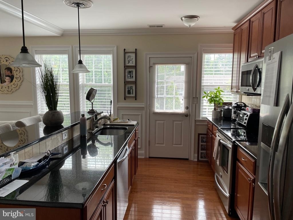 600 Grove Street - Photo 3