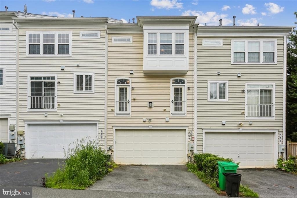 567 Pelican Avenue - Photo 1