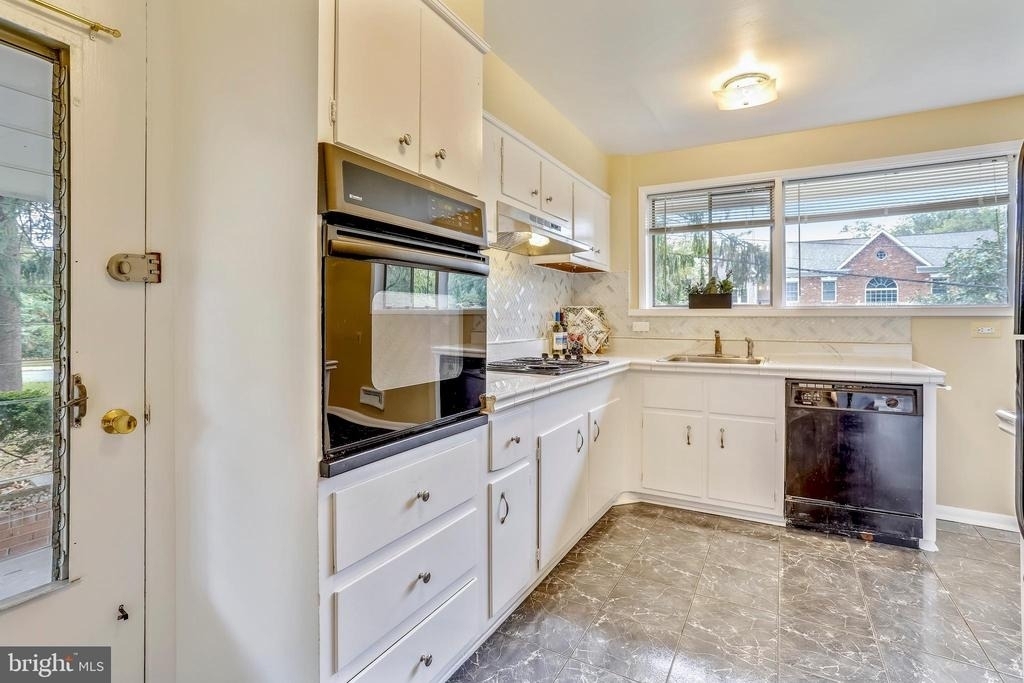 6048 Rossmore Drive - Photo 7