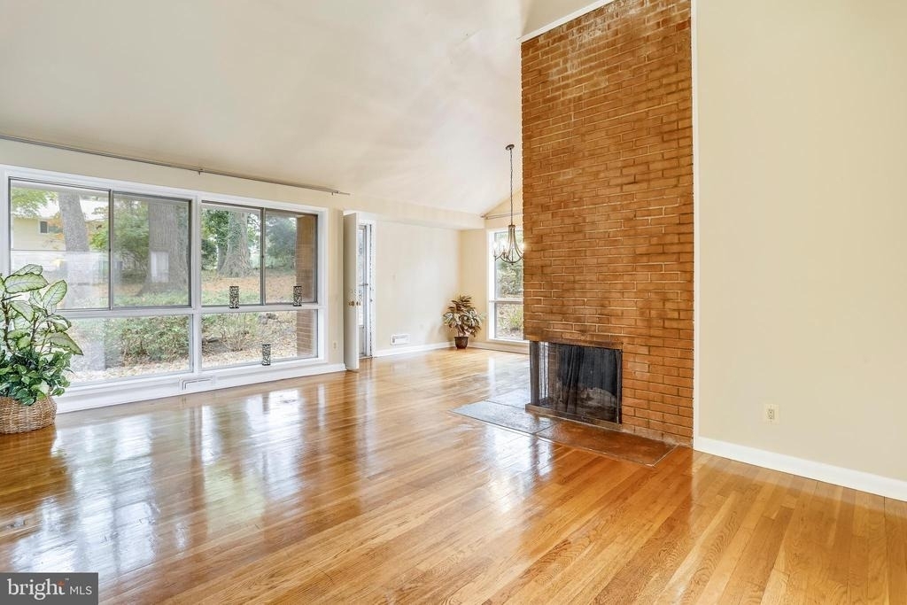 6048 Rossmore Drive - Photo 2