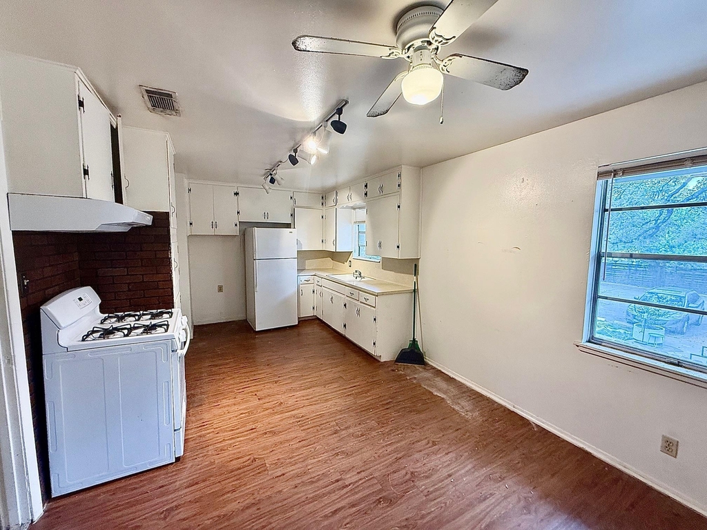 2411 S 5th St - Photo 2
