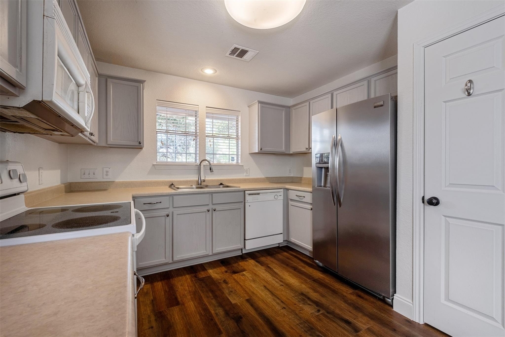 2208 Melissa Oaks Ln - Photo 6