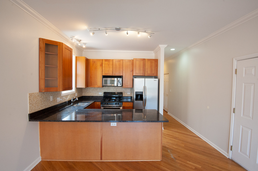 2427 W Augusta Boulevard - Photo 7