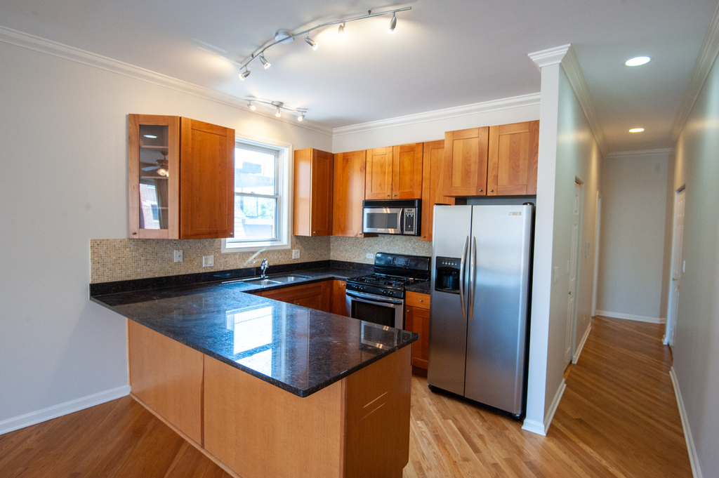 2427 W Augusta Boulevard - Photo 6