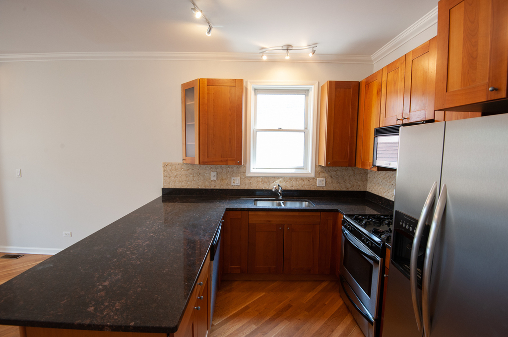 2427 W Augusta Boulevard - Photo 9