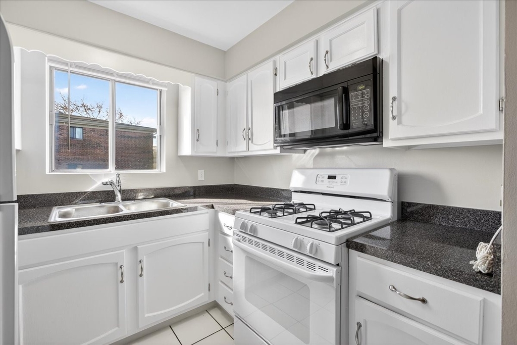 716 W 65th Street - Photo 3
