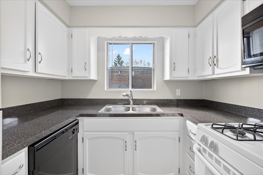 716 W 65th Street - Photo 4