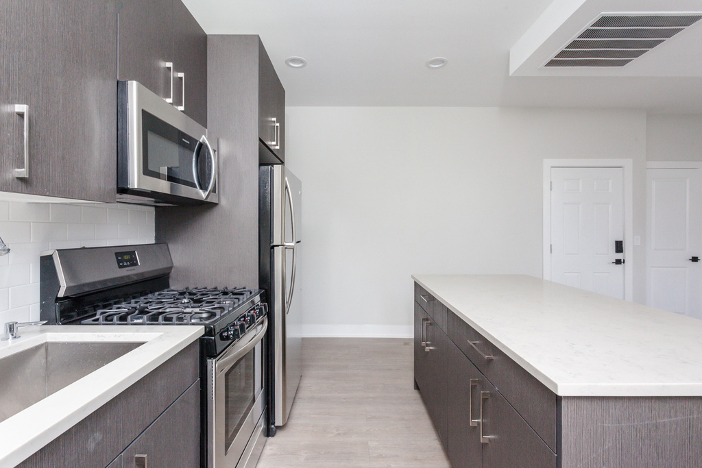 818 W 18th Street - Photo 2