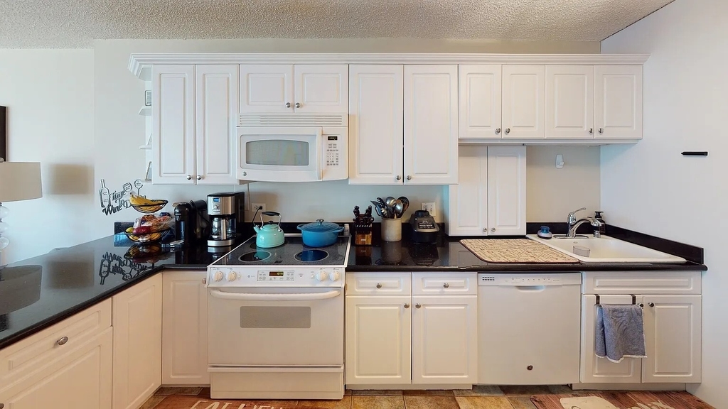 2754 N Hampden Court - Photo 4