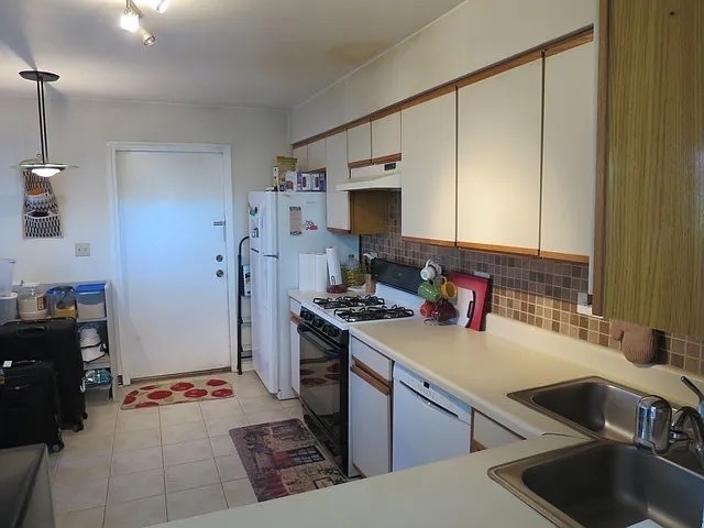 1042 Courtland Drive - Photo 1