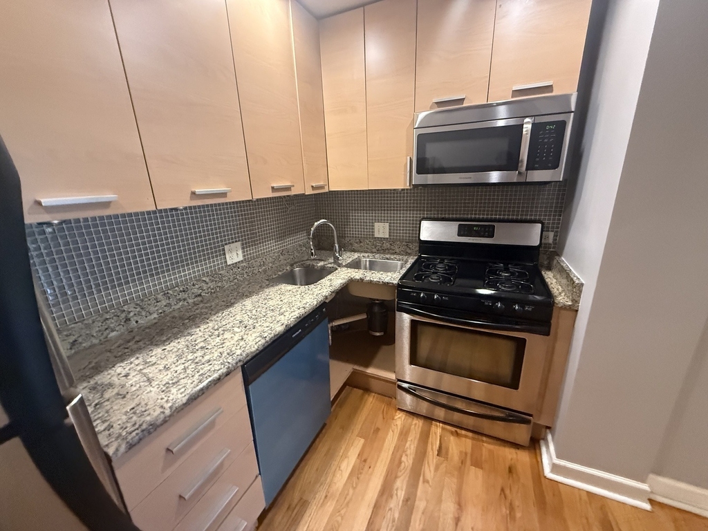 6954 N Greenview Avenue - Photo 7