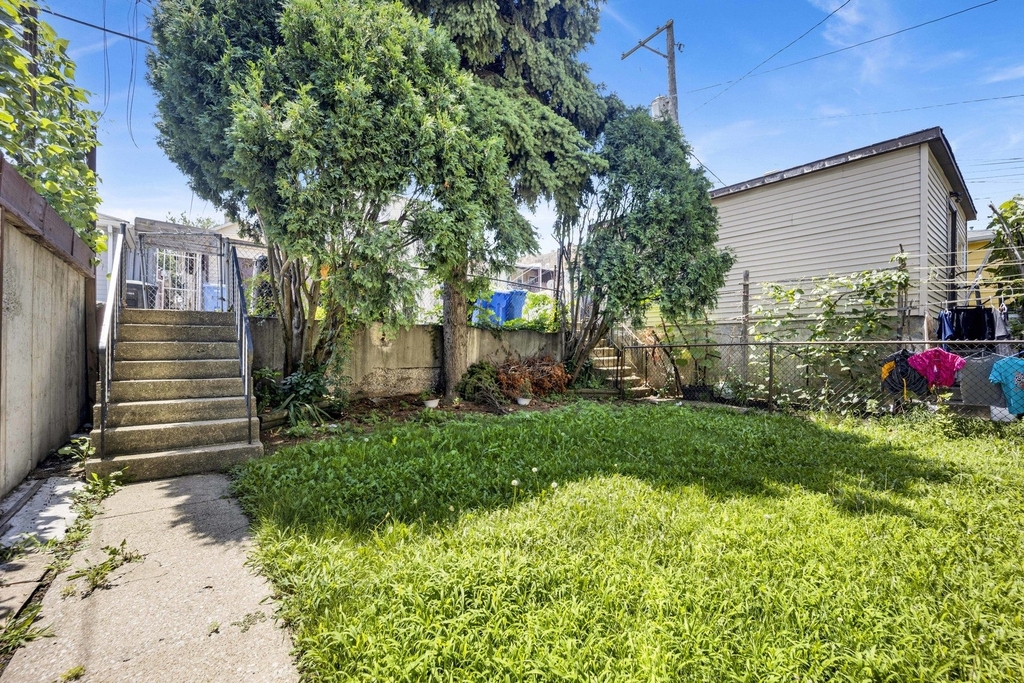 465 W 27th Street - Photo 16