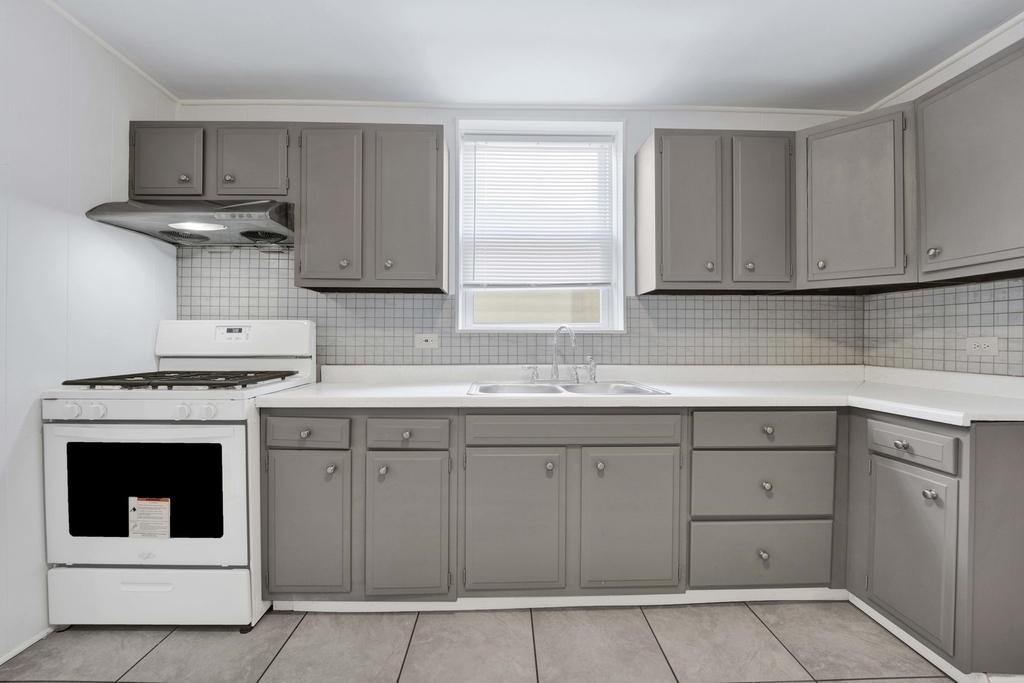 465 W 27th Street - Photo 6