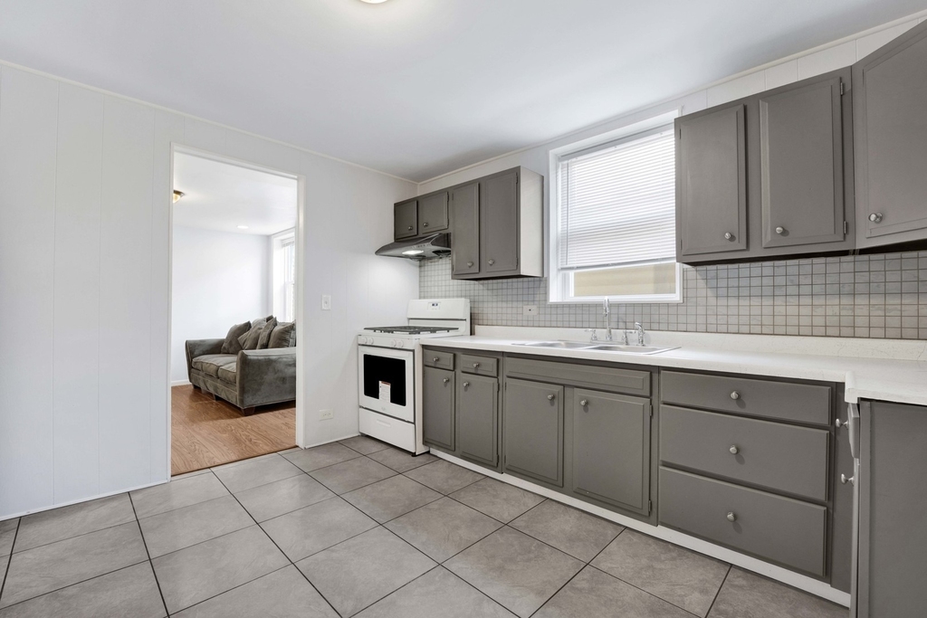 465 W 27th Street - Photo 8