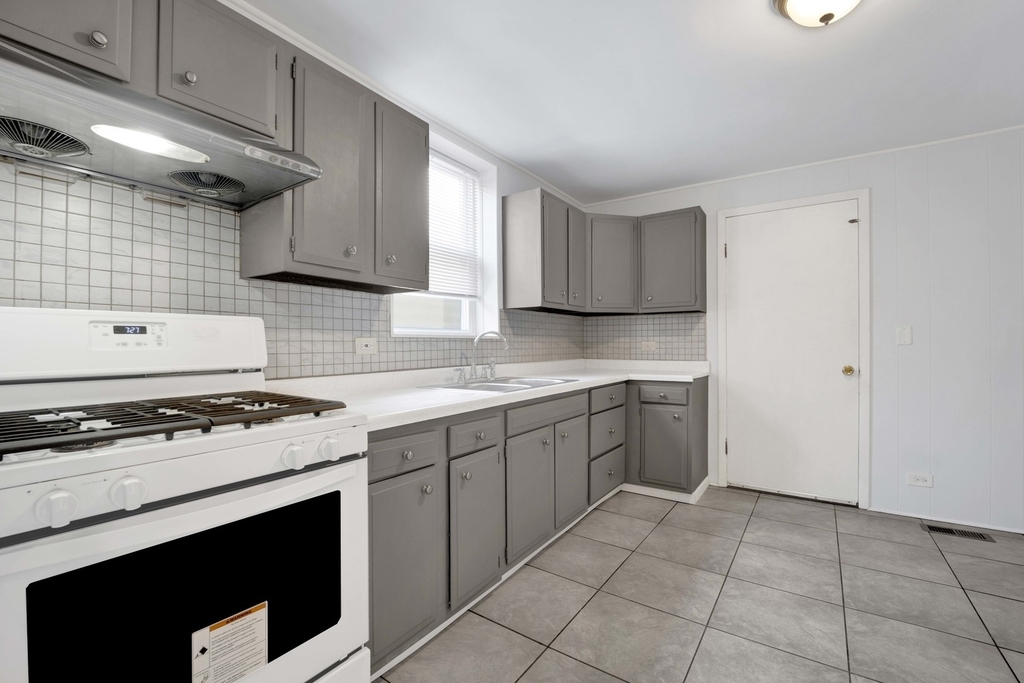 465 W 27th Street - Photo 7