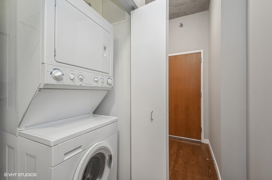 235 W Van Buren Street - Photo 18
