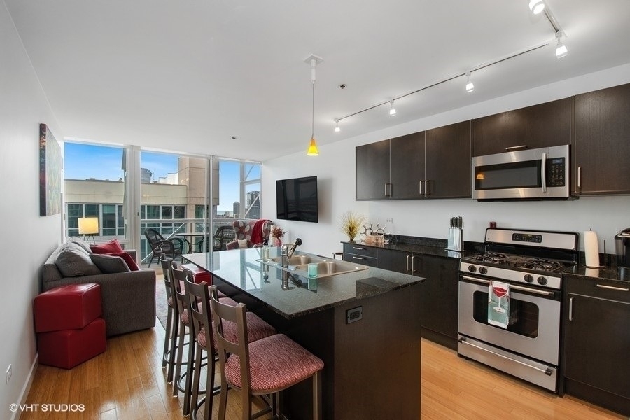 653 N Kingsbury Street - Photo 3