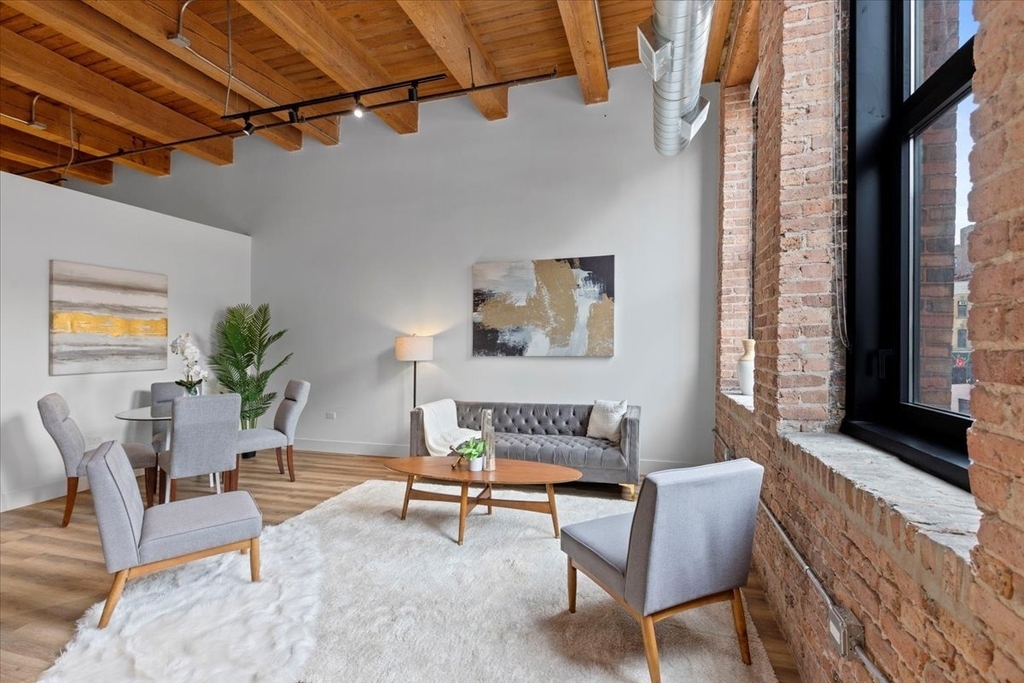 153 W Ohio Street - Photo 2
