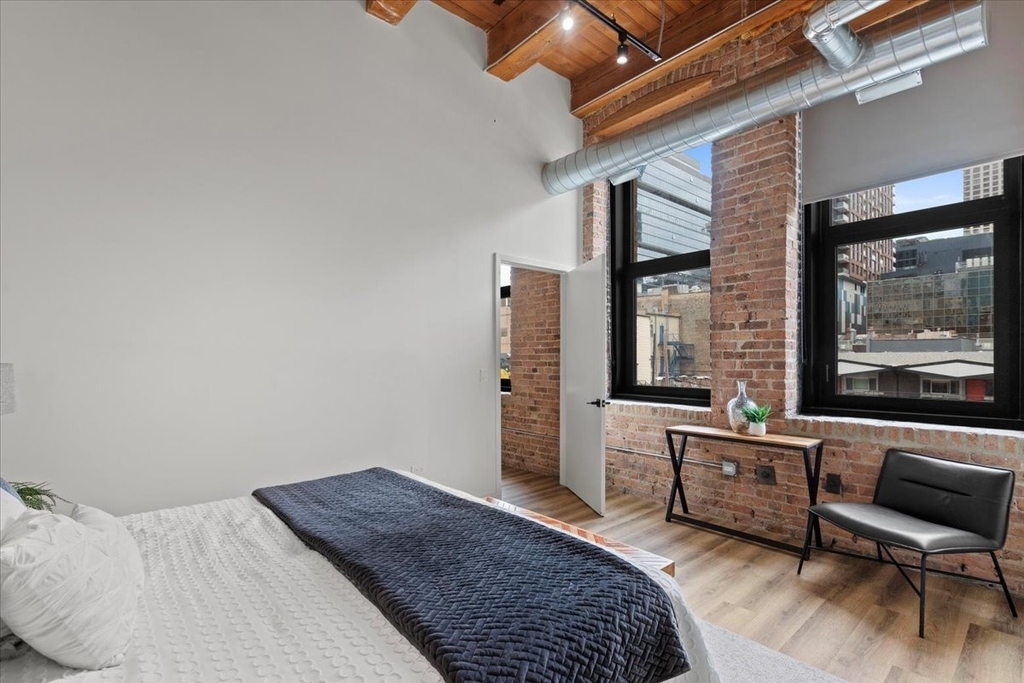 153 W Ohio Street - Photo 5