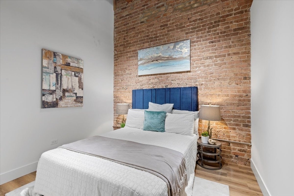 153 W Ohio Street - Photo 5