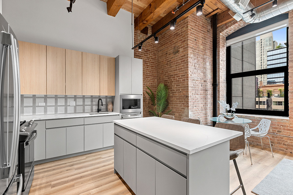 153 W Ohio Street - Photo 2