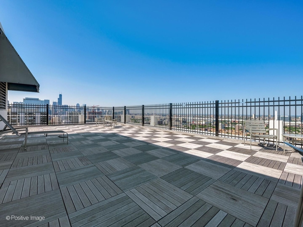 1455 N Sandburg Terrace - Photo 21