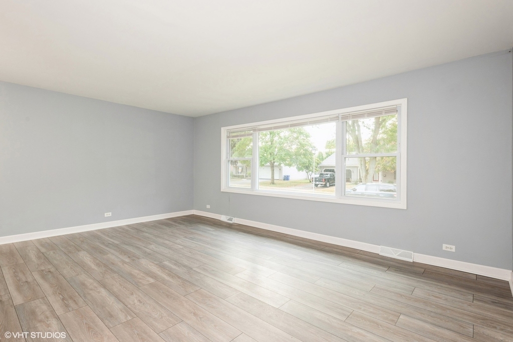 319 Shirley Court - Photo 2