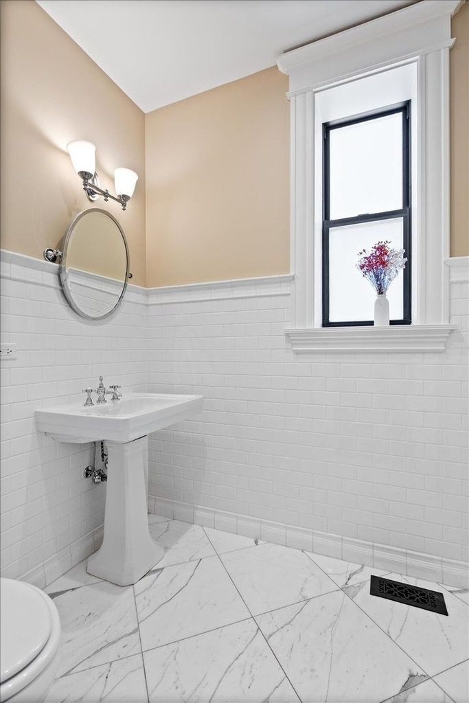 2845 W Division Street - Photo 9