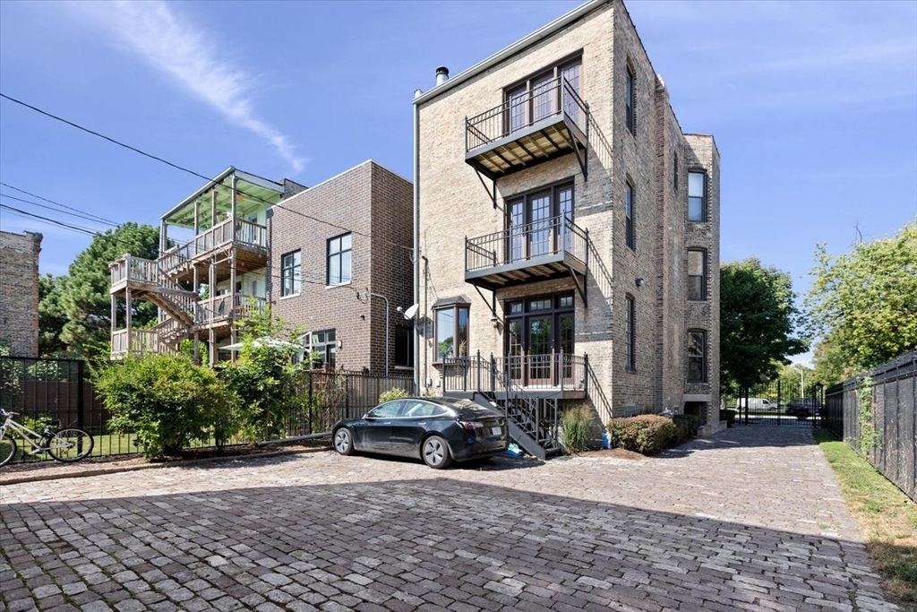 2845 W Division Street - Photo 33