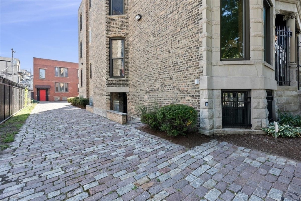 2845 W Division Street - Photo 32