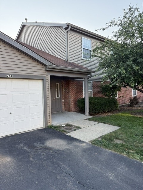 705 E Whispering Oaks Drive - Photo 0