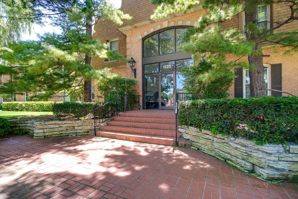 1220 Park Avenue W - Photo 2