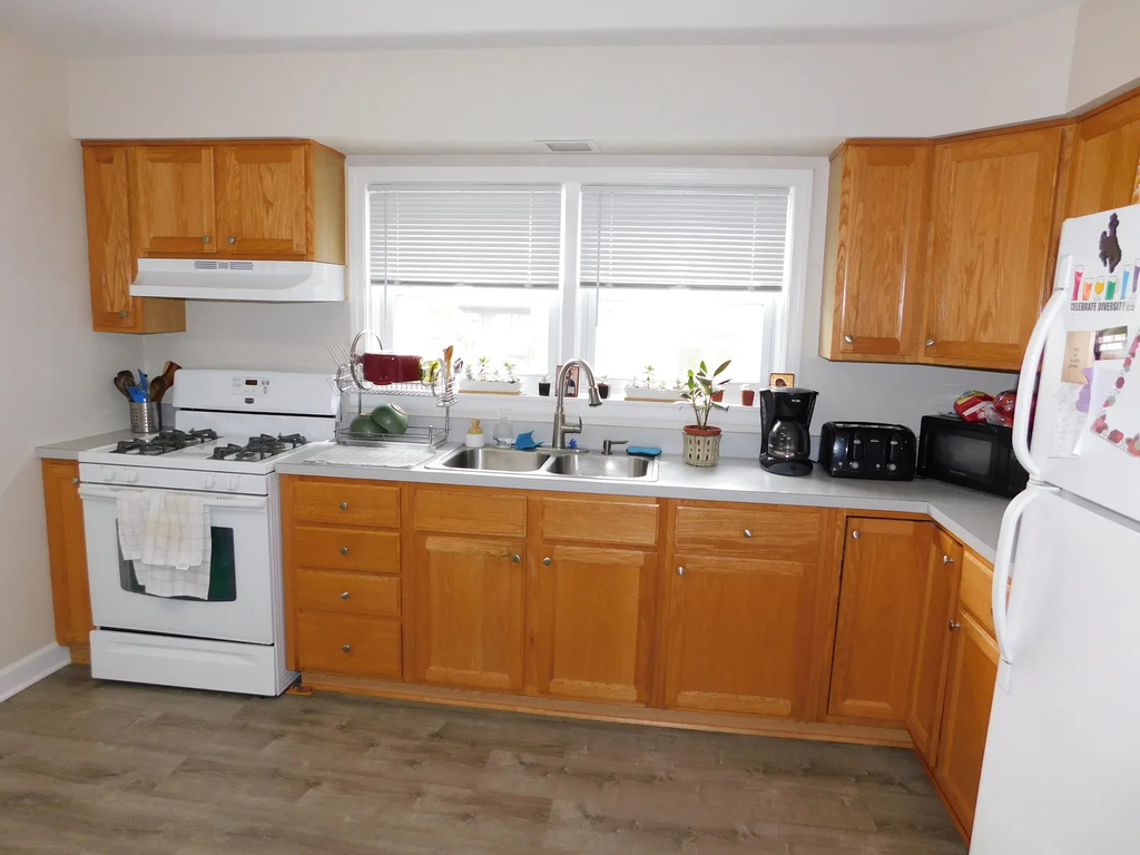 1911 Dewes Street - Photo 10