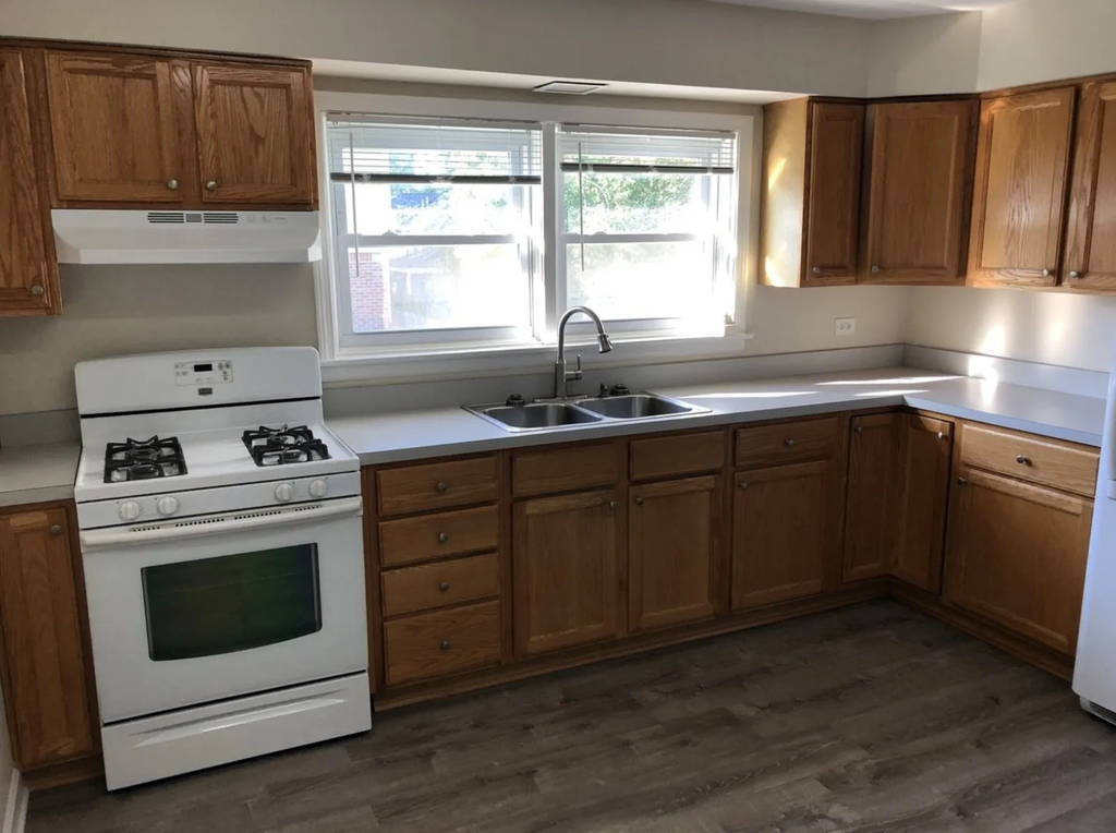 1911 Dewes Street - Photo 8