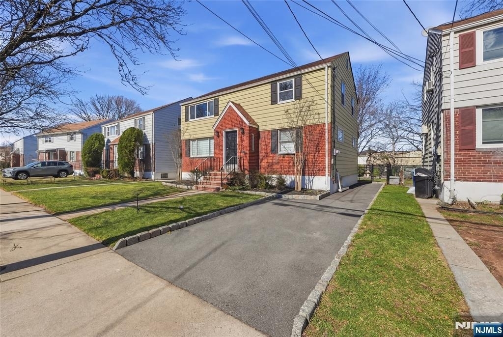 73 Macarthur - Photo 1