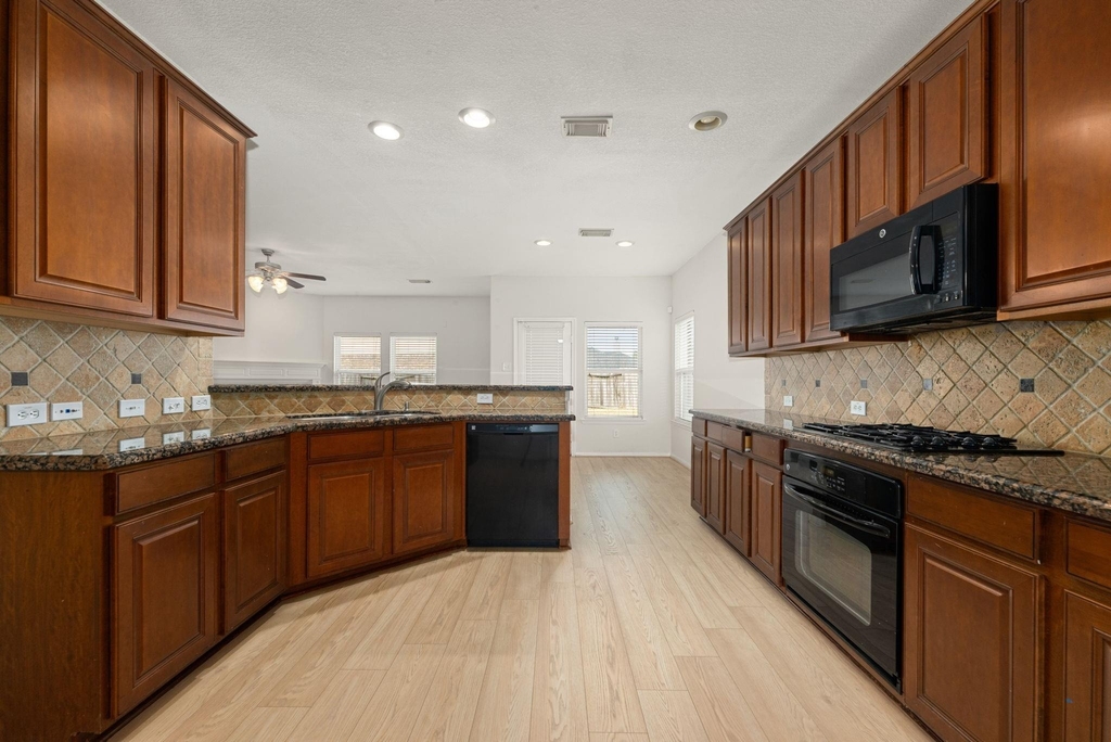 21426 Venture Park Drive - Photo 4