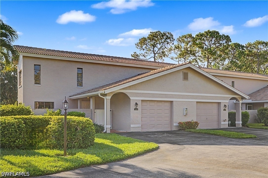 908 Augusta Boulevard - Photo 0