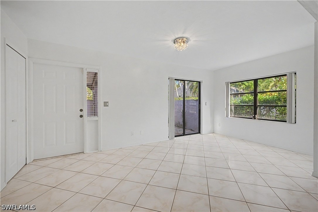 908 Augusta Boulevard - Photo 2