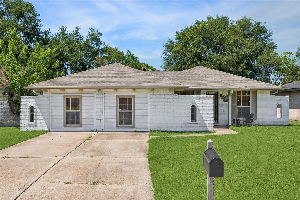 1526 Diplomat Way - Photo 0