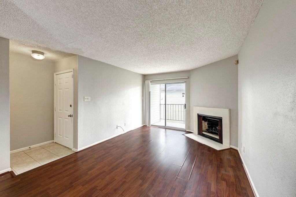 2120 El Paseo Street - Photo 2